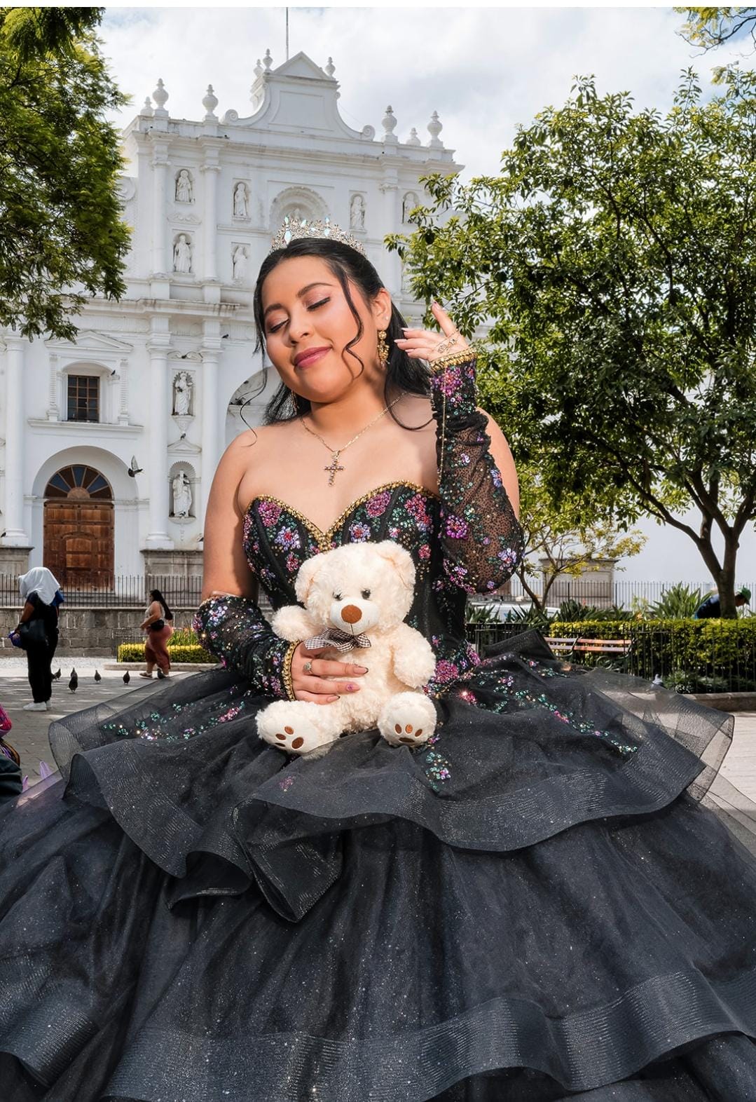 Alejandra frente a la iglesia con vestido de XV años