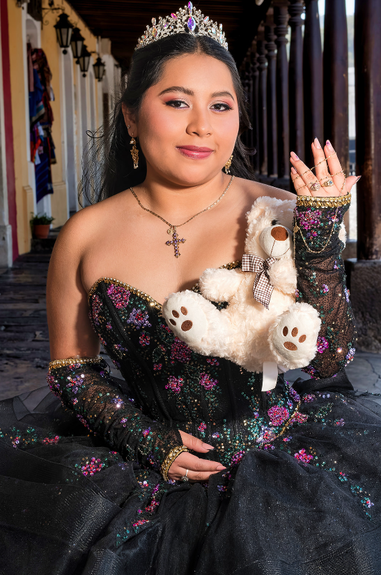 Alejandra con corona y oso